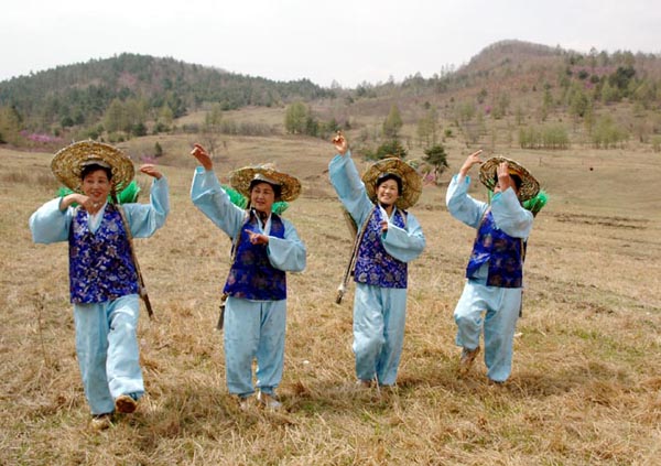 Koreans Women in Field