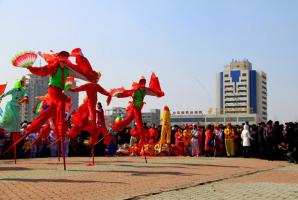 Yangko walk on stilts